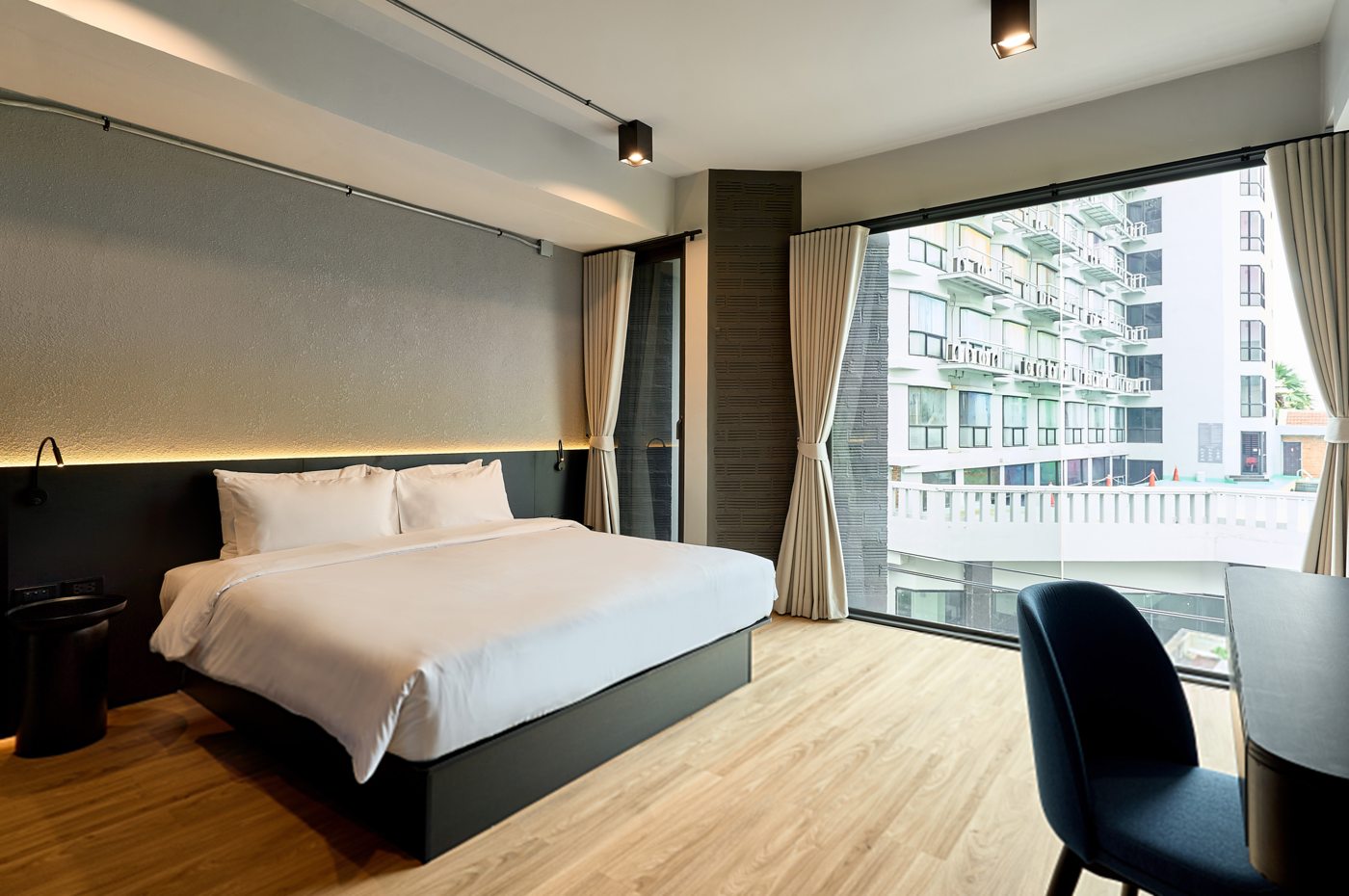 DELUXE DOUBLE room at Lantern Chiang Mai Night Bazaar — room view 1