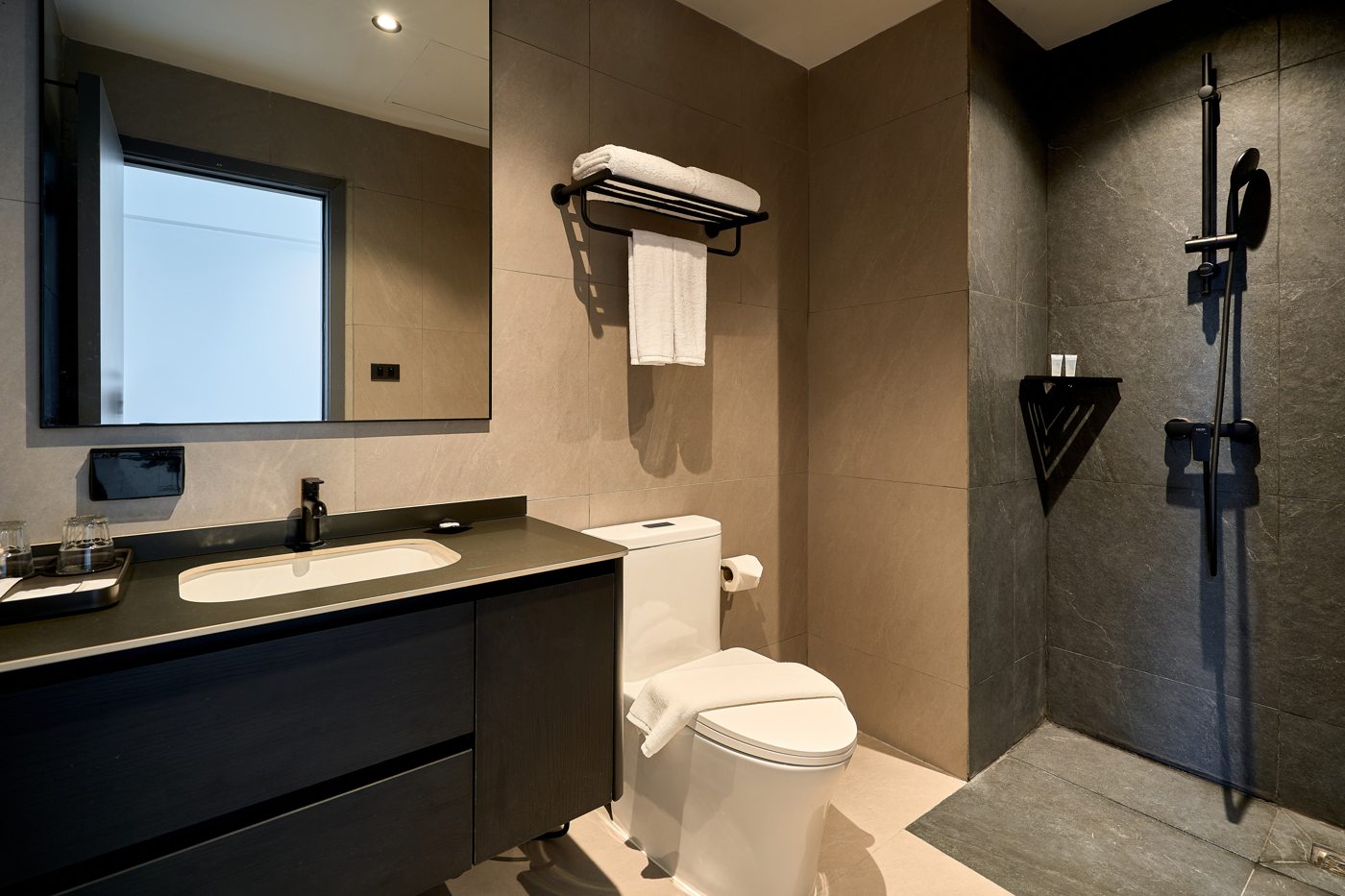 SUPERIOR DOUBLE room at Lantern Chiang Mai Night Bazaar — bathroom