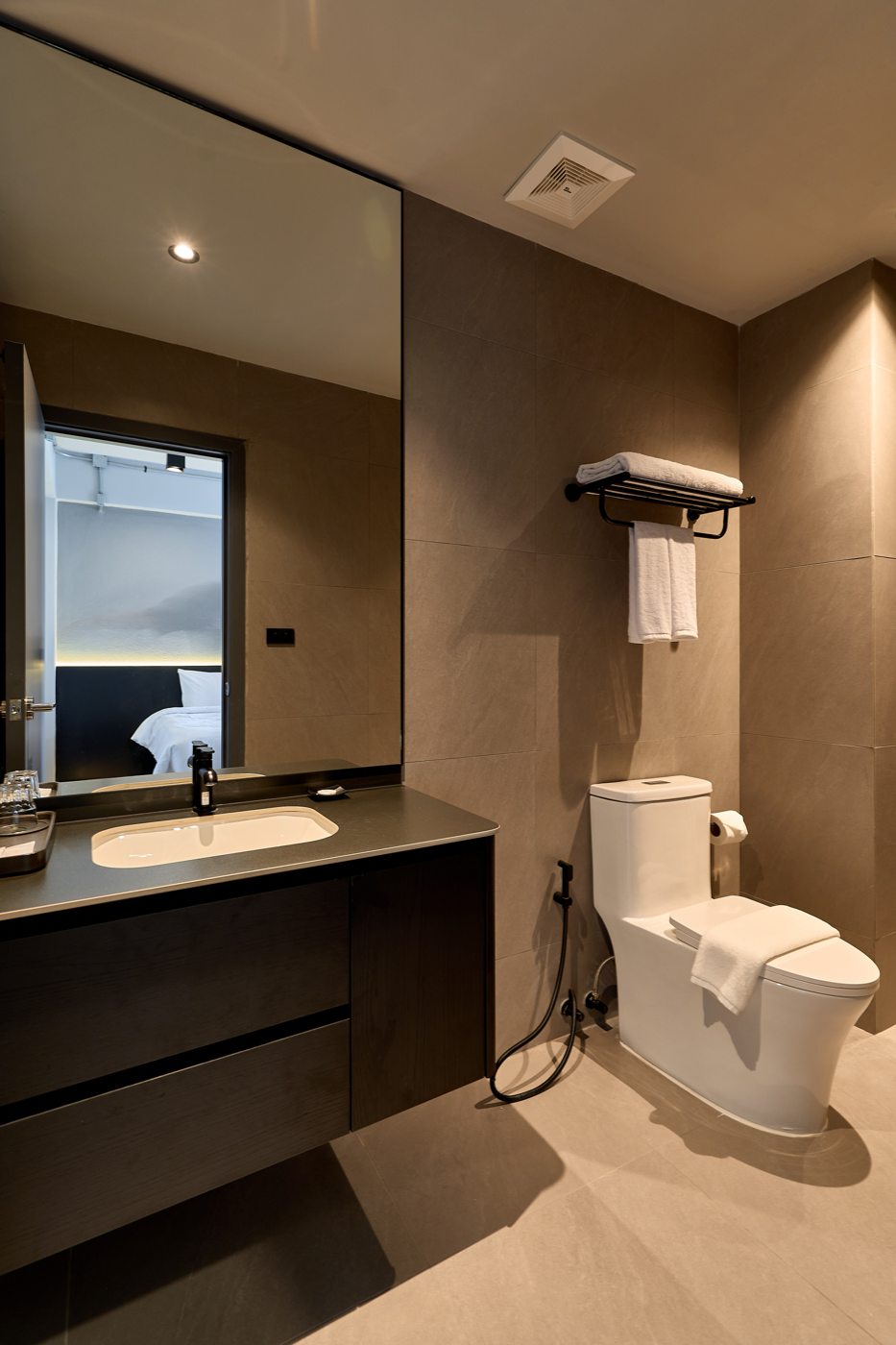DELUXE DOUBLE room at Lantern Chiang Mai Night Bazaar — bathroom
