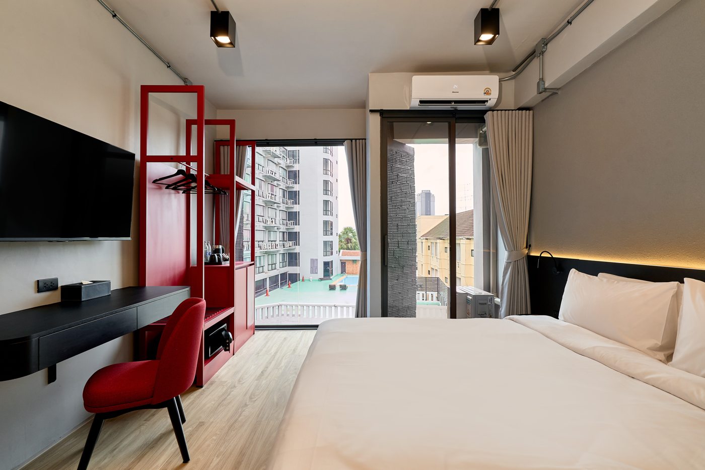 DELUXE DOUBLE room at Lantern Chiang Mai Night Bazaar — room view 4