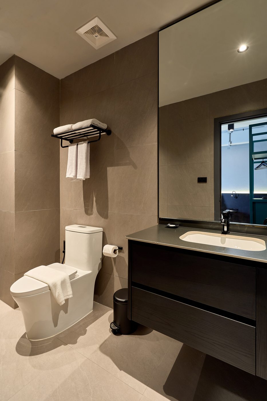 SUPERIOR TWIN room at Lantern Chiang Mai Night Bazaar — bathroom